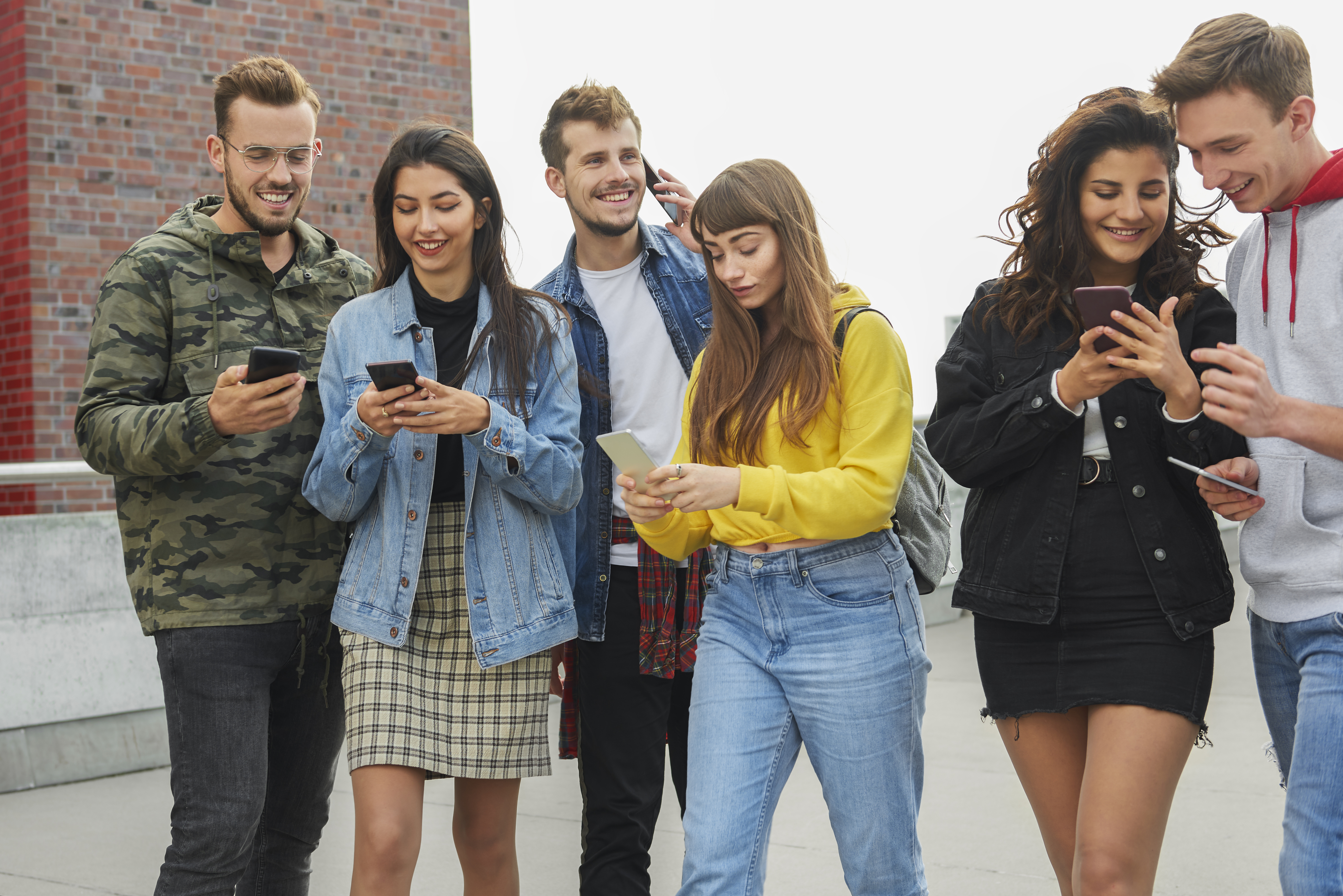 Personne tenant un smartphone parcourant un fil social